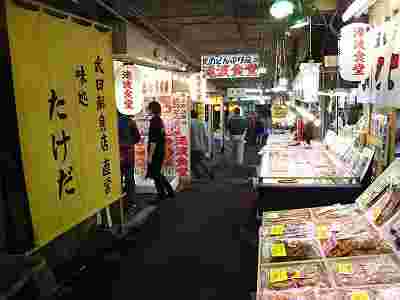 三角市場の店内の様子