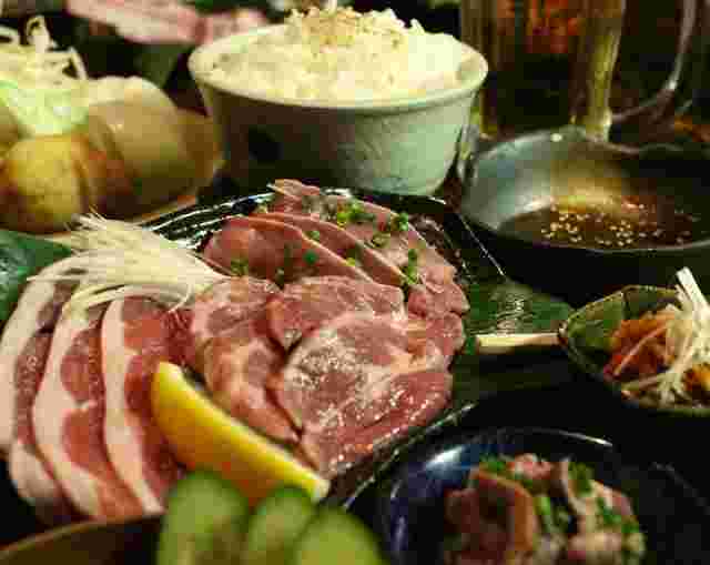 羊肉酒場のジンギスカンの肉