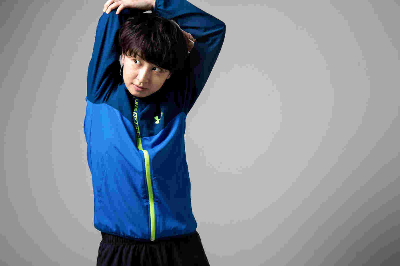軽いストレッチをする女性