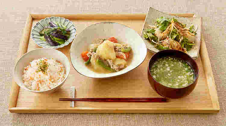野菜の副菜を使った肉じゃが献立