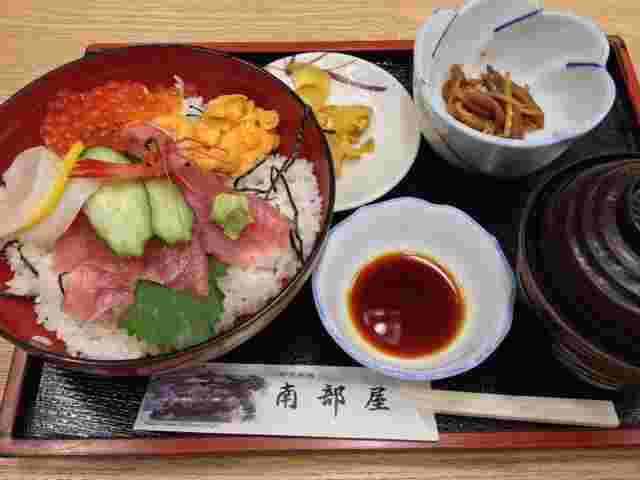 いくら、うに、生海老、マグロ、ホタテなどが沢山乗った美味しそうな海鮮丼の画像。、