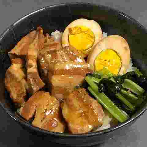 ゆで卵のトッピング豚丼画像