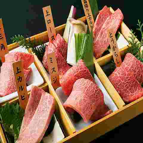 仕切られている箱に名前が入ったお肉が綺麗にみえる