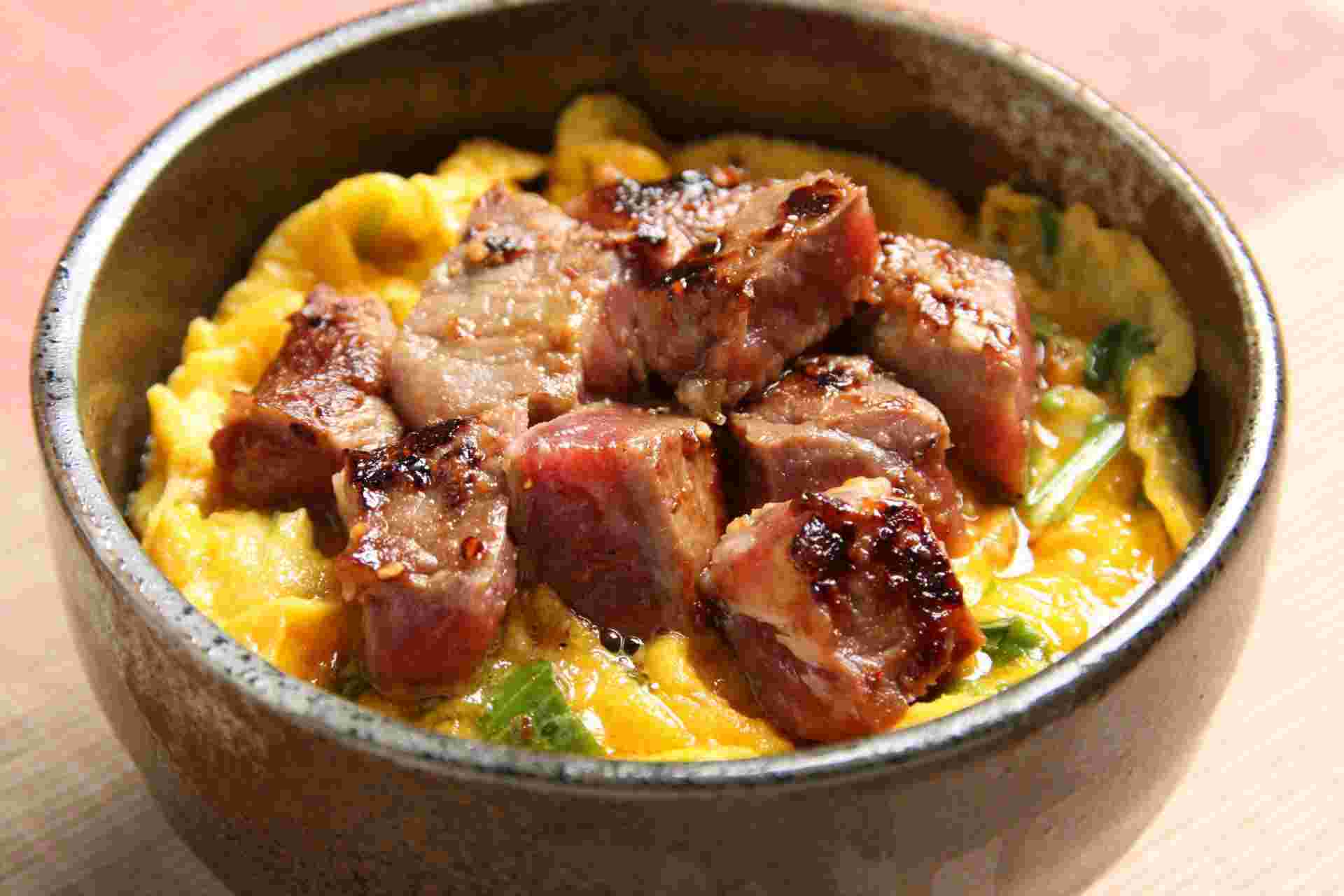 苫小牧のご当地グルメ・十勝清水牛玉ステーキ丼