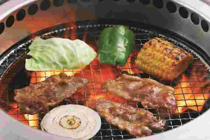 焼かれているお肉と野菜