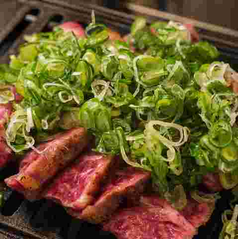 焼肉おおにしのネギがたっぷりのったお肉