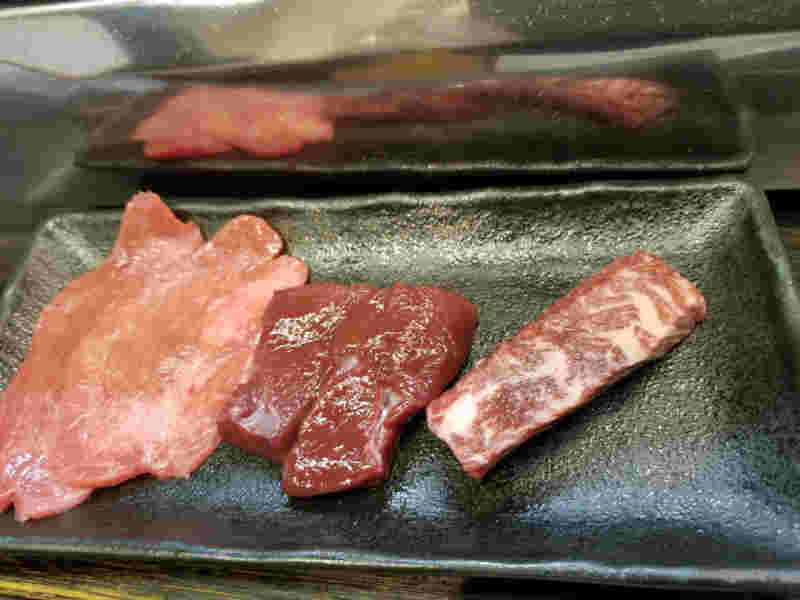 左からタン先（1人前2枚：190円）、レバー（1人前2枚：180円）、ハラミ（1人前1枚：300円）