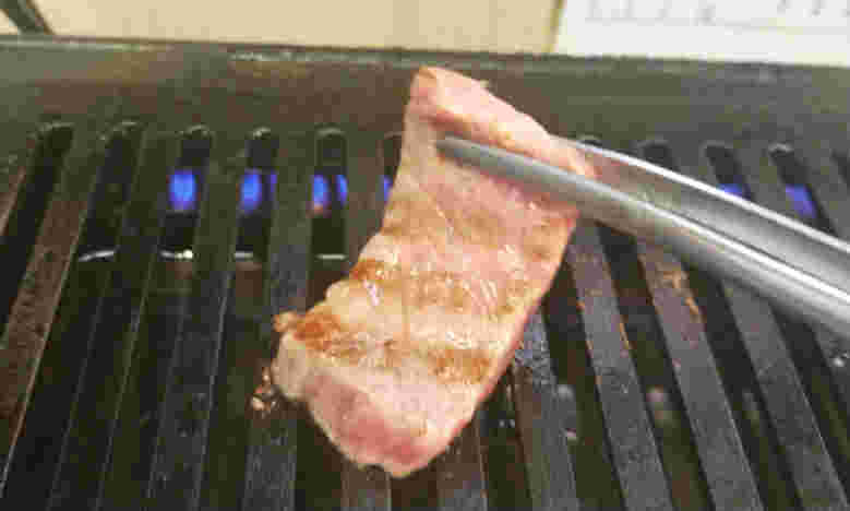 焼いている肉