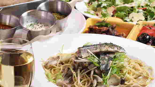 「ティンバーズ・カフェ・ツキジ テーブル」料理
