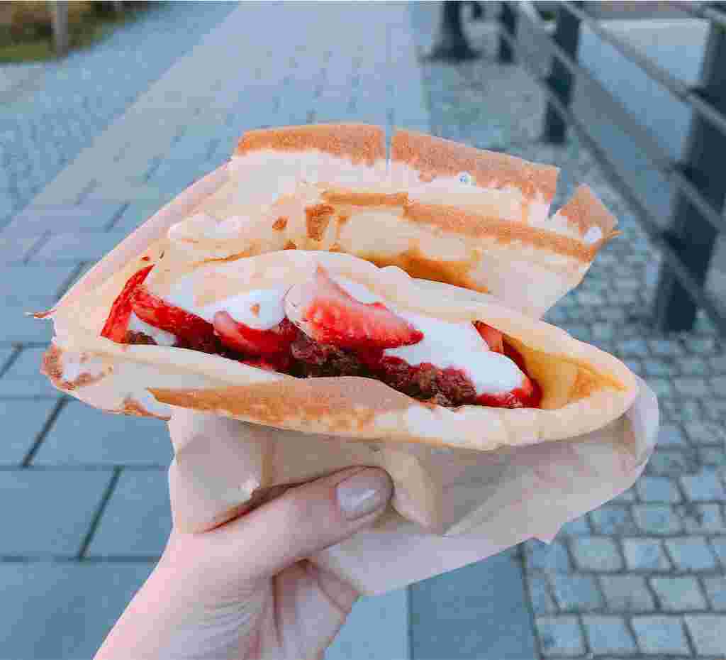 こんがり焼かれたできたてクレープ。
