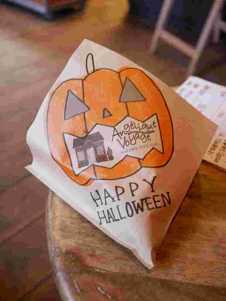 ハロウィン用にかぼちゃの絵が描かれたクレープの包み紙。