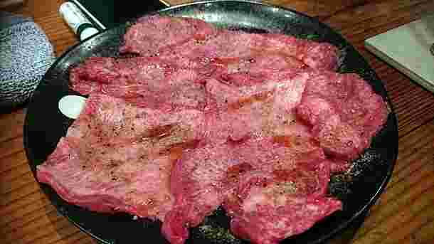 お皿にのった塩タン焼き