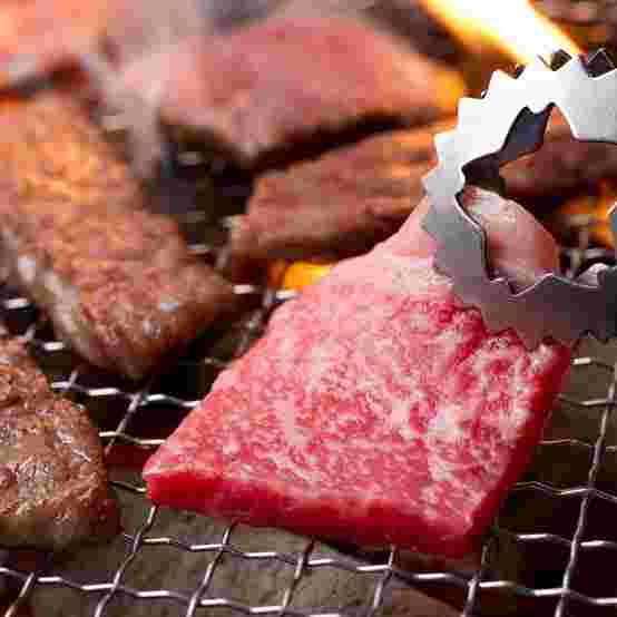 網の上で焼かれている焼肉