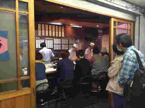 天すけ満席で並んで待つ人々