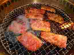網で焼かれている焼肉
