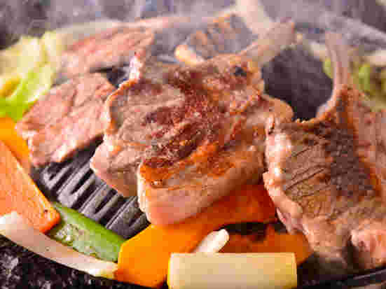 成吉思汗 大黒屋のラム肉を焼いている様子