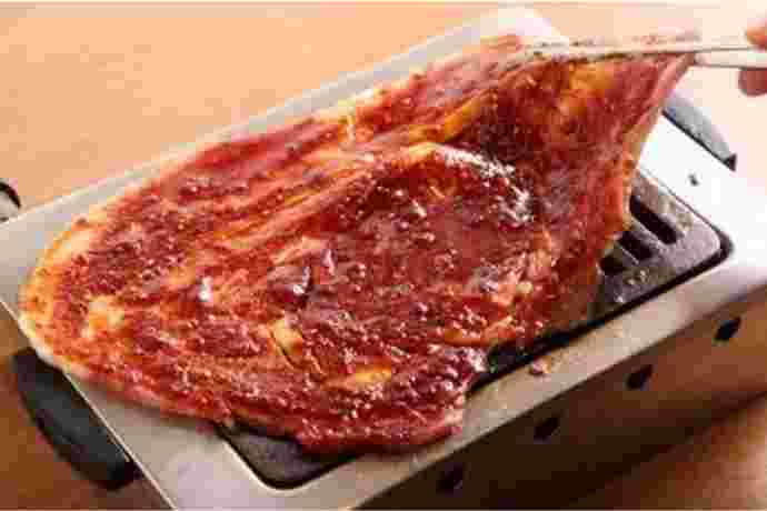 コンロからはみでそうなお肉が美味しそう
