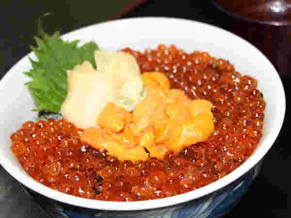 イクラやウニの海鮮丼