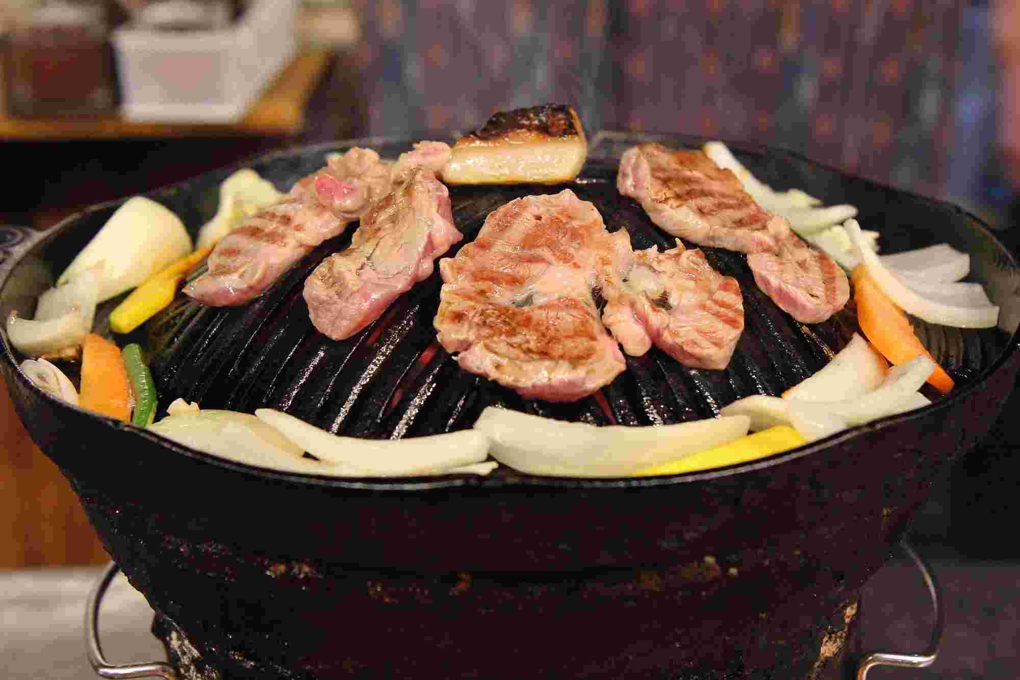 ジンギスカンを焼いている様子