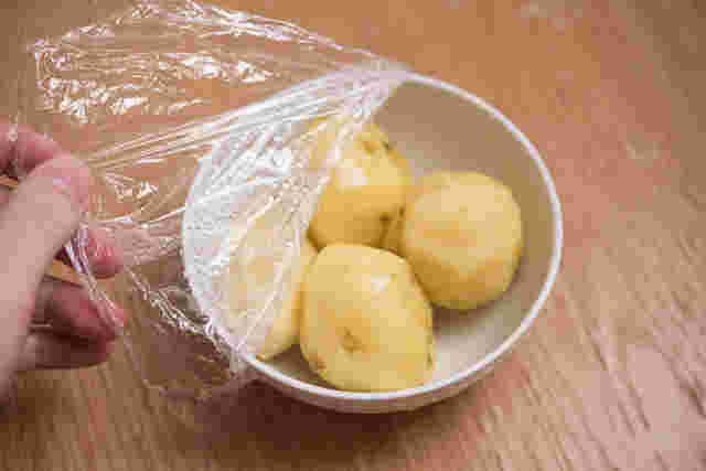 電子レンジで加熱したじゃがいも