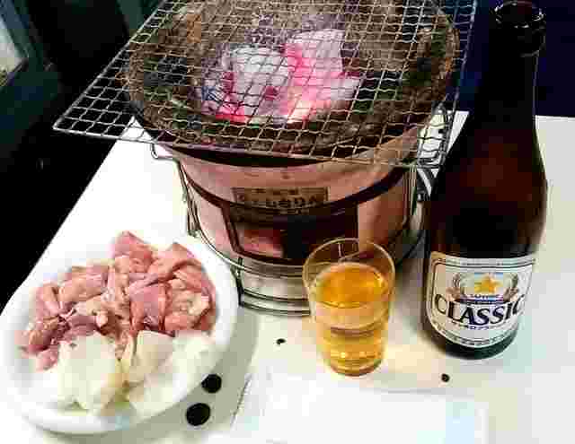 馬場ホルモンのホルモンと七輪、ビール