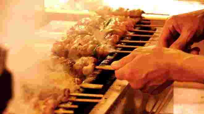 職人が焼き鳥を焼いているところ