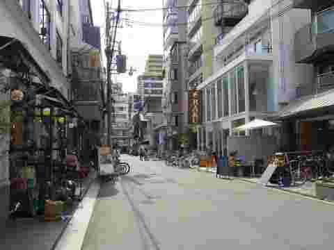 おしゃれなお店が立ち並ぶオレンジストリートの街並み
