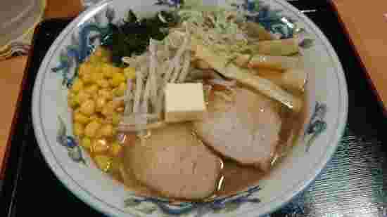 らーめんや天金のトッピング豊かなラーメン