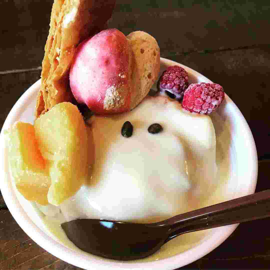 パフェと間違えそうなほどトッピングが豪華なスープクレープ。