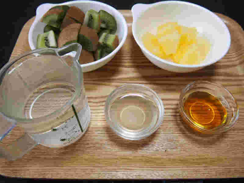 キウイ・パイナップルのホットレモネードスムージーの材料イメージ