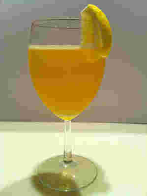 おしゃれなグラスに入ったレモンが添えられたビール