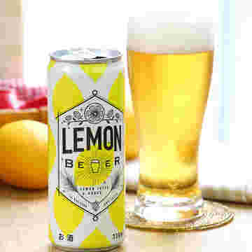 ビールとグラスに注がれたレモンビール