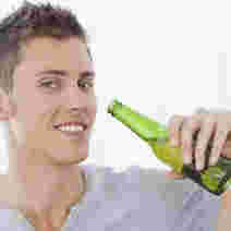 ビールを片手にもつ外国人