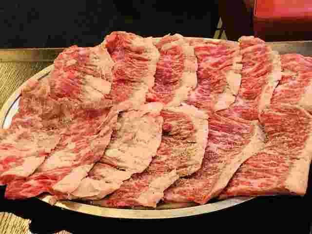 皿に並べられている牛肉が美味しそう
