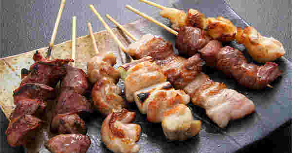 皿に盛られた焼き鳥数種類