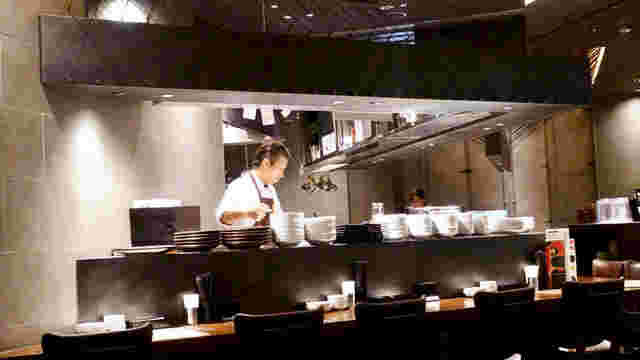 焼肉ビストロ 牛印 京橋エドグラン店のカウンター席とオープンキッチン