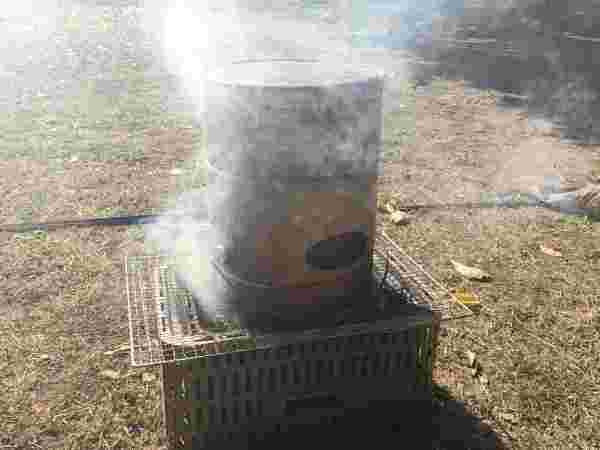ビア缶チキンを燻製中