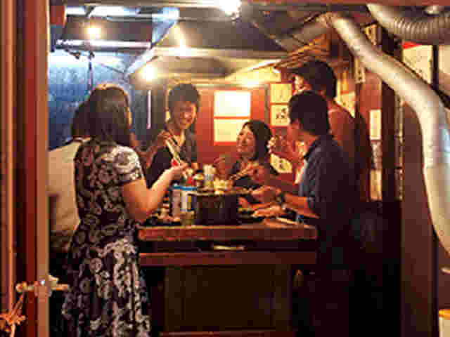 立ち食いスタイルのお店の様子