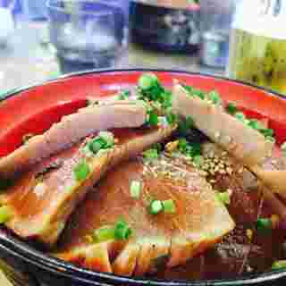 まぐろの漬けが沢山乗ったマグロ漬け丼の画像