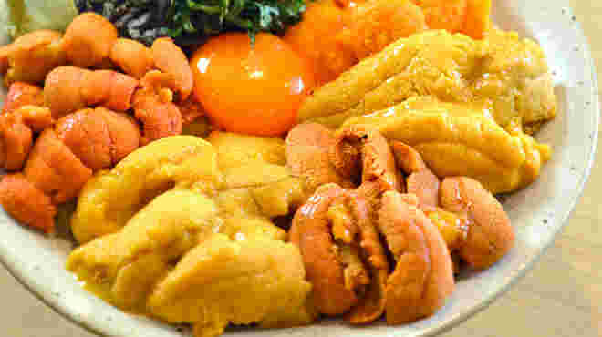 様々な種類のウニが乗った贅沢なうに丼の画像