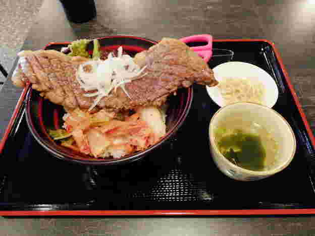 人気のランチメニューはみだしちゃってるステーキ丼