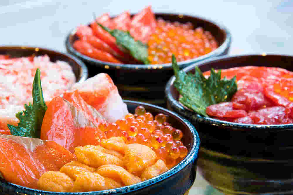 まぐろやうにやサーモン、いくら、かになどが乗った様々な海鮮丼の画像