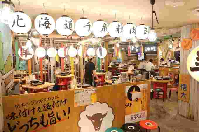 明るく気軽に愉しめる店内