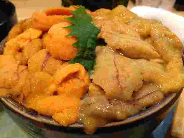 「鮨國」さんの名物、こぼれうに丼、うにがこぼれるくらい乗せられているうに丼の画像