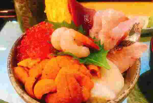 甘エビ、うに、いくら、ほたて、まぐろ等が沢山乗った海鮮丼の画像