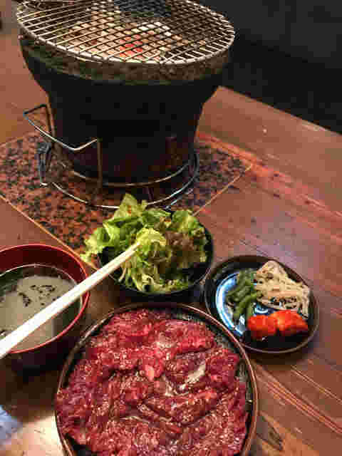 テーブルの上の七輪とお肉