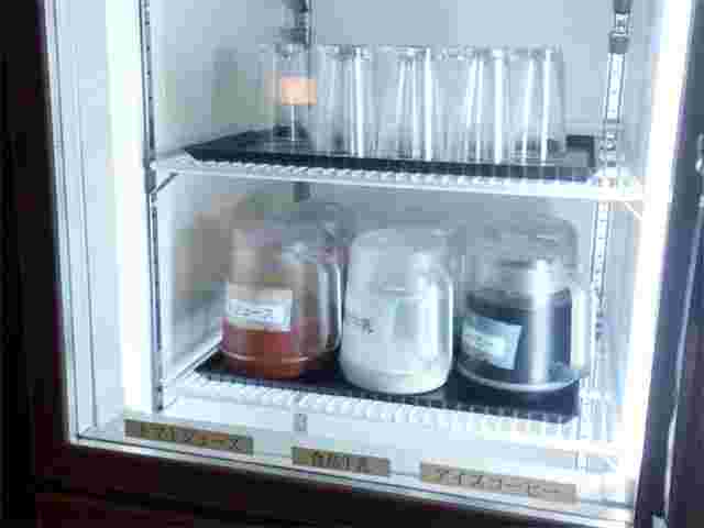 無料ドリンクが入った冷蔵庫