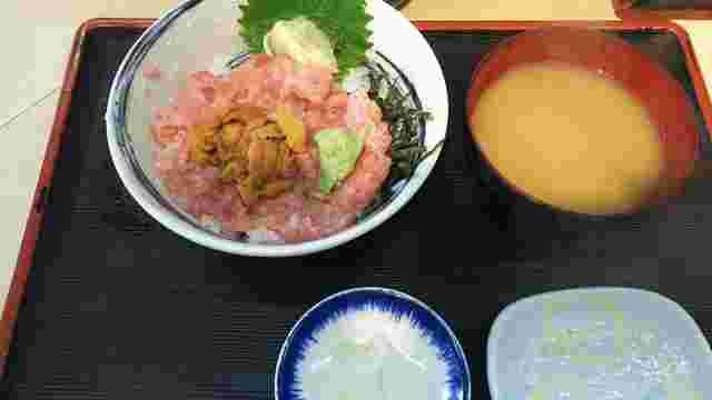ネギトロの上にウニが乗っている美味しそうな海鮮丼の画像