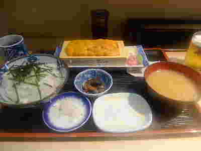 箱うにとご飯とお味噌汁、漬物などの定食の画像