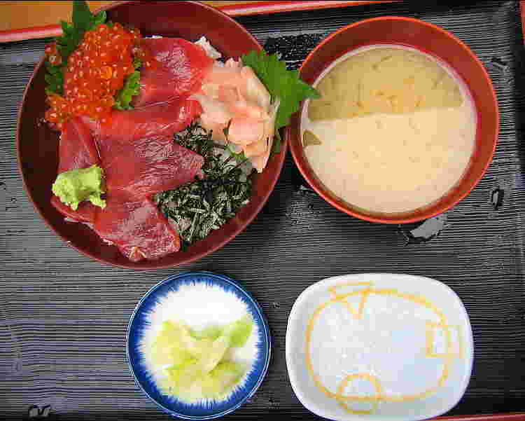 鮪いくら丼とお味噌汁とお漬物の定食の画像